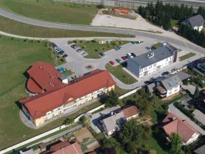 Zdravstveni dom in dom starejših občanov 1